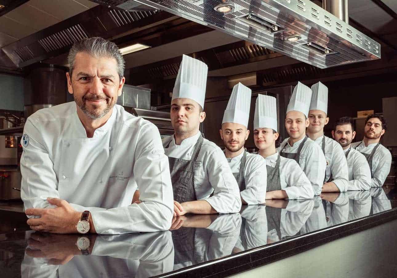 Lo chef Andrea Berton chiude per lavori e porta il ristorante a casa dei clienti