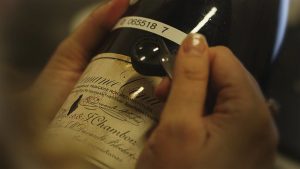 Esame di una bottiglia di vino falsificata|Rudy Kurniawan degusta un vino