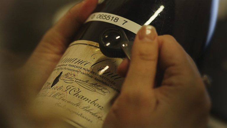 Esame di una bottiglia di vino falsificata|Rudy Kurniawan degusta un vino