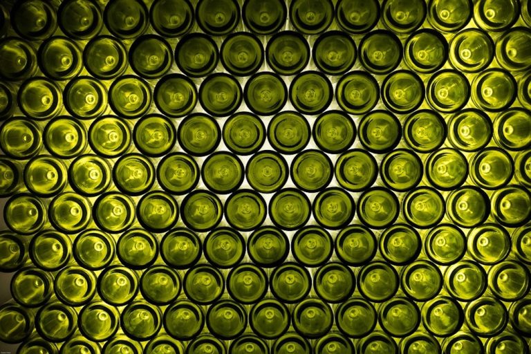 |Assovetro - produzione bottiglioni in forno - foto Assovetro|Assovetro - vetro bottiglie lavorazione copia||