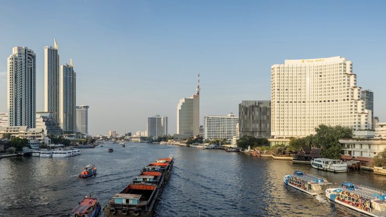 Chao_Phraya_River_-_Bangkok_-_northwards_-_from_King_Taksin_Bridge_-_2021.jpeg