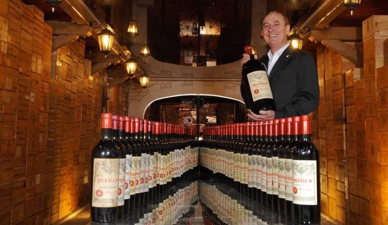 Michel Chasseuil nella sua cantina|Michel Chasseuil con bottiglia di Petrus|Una bottiglia antica di vino