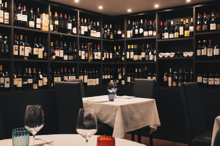 |enoteca - vendita vino - Foto di Mirza Polat su Unsplash