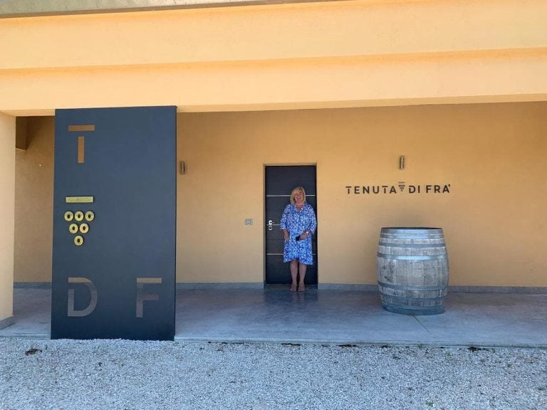 Franziska Waldner e Tenuta di Fra’|Panorama Tenuta di Fra|Cl. Franz Ris. '19 di Tenuta di Fra’|Famiglia di Tenuta di Fra’|Sala degustazione Tenuta di Fra’|Panorama dalla cantina Tenuta di Fra’|