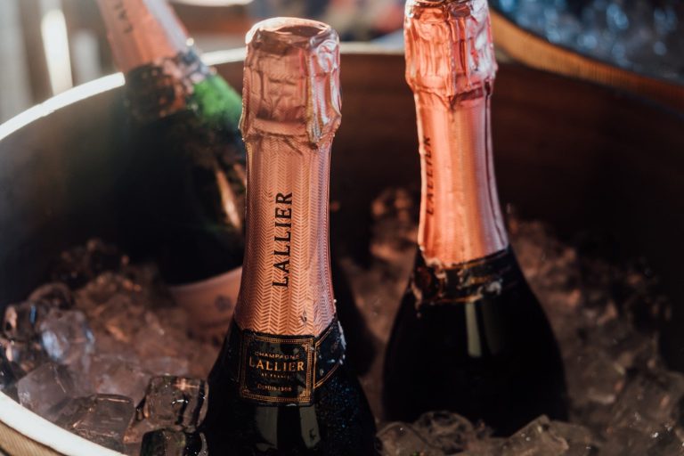 Tre bottiglie di champagne Lallier in ghiaccio