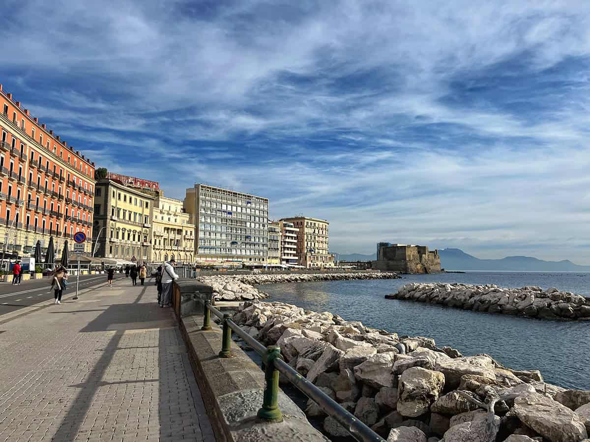 Guida al lungomare di Napoli per evitare i locali acchiappaturisti