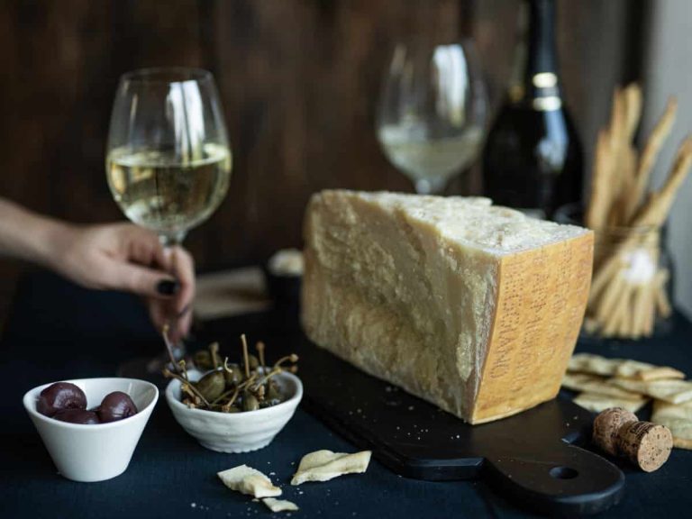 Aperitivo con parmigiano reggiano|