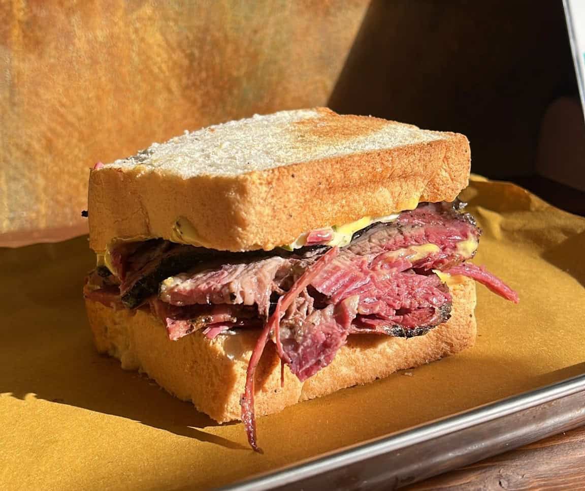 Uno dei migliori pastrami di Roma si mangia in un quartiere popolare di periferia