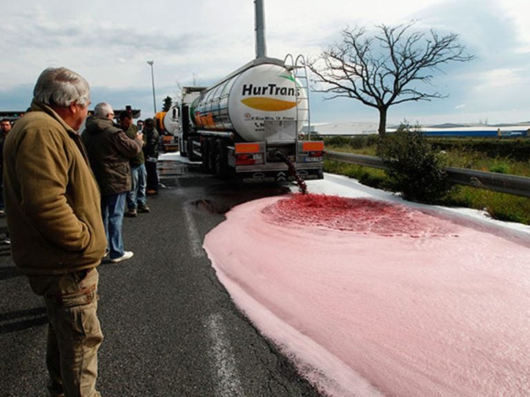 |Casse di cava distrutte dai vignaioli francesi in segno di protesta