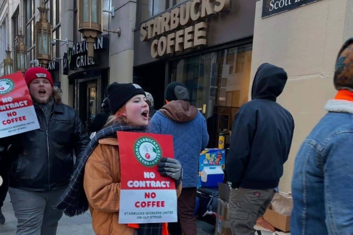 "Nessun contratto, nessun caffè". La dura protesta dei lavoratori di Starbucks durante il Natale