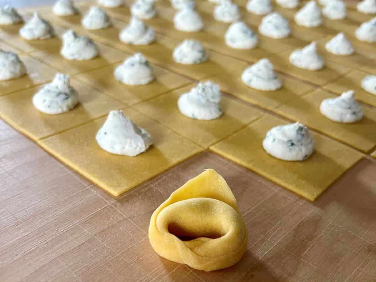 Tortellini e ragù casalinghi fatti da un’azdora emiliana in un paese nascosto sulle colline bolognesi