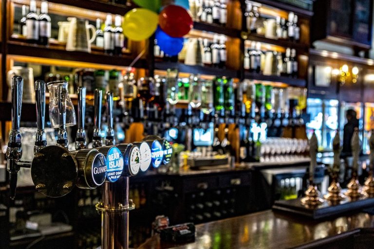 UK pub Foto di Hulki Oåkan Tabak da Pixabay|