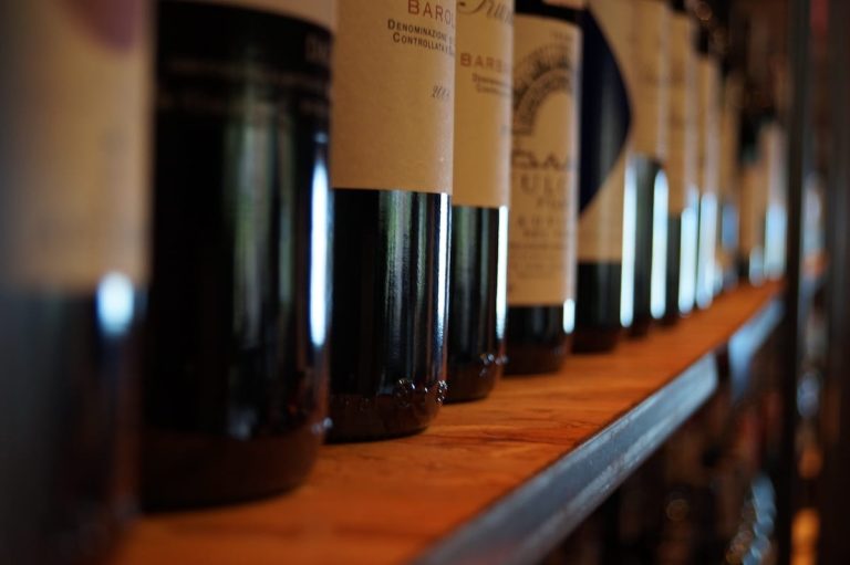 vino generiche - Wintermute Chip da Pixabay|Open sign on the glass of street cafe or restaurant|Federvini - Foto Piero Mastroberardino - Copia