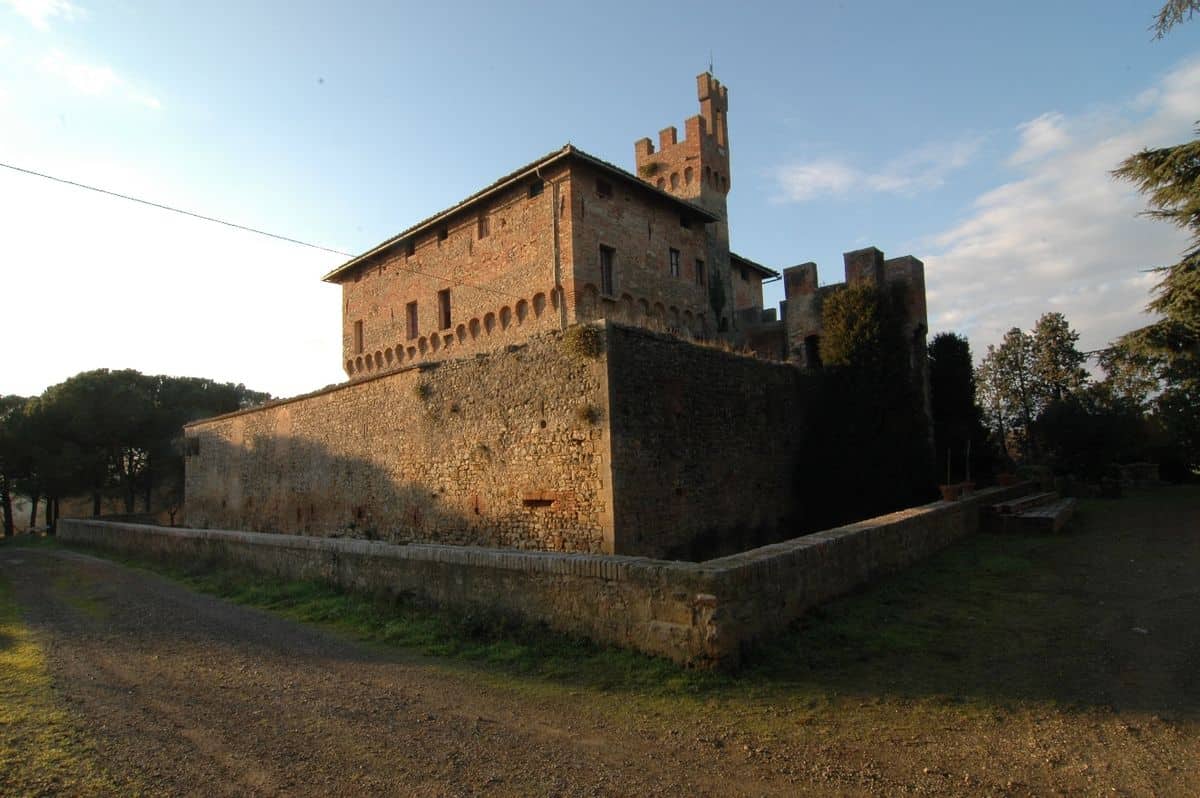 Elon Musk cerca casa e cantina in Toscana. E scoppia il caso Bibbiano