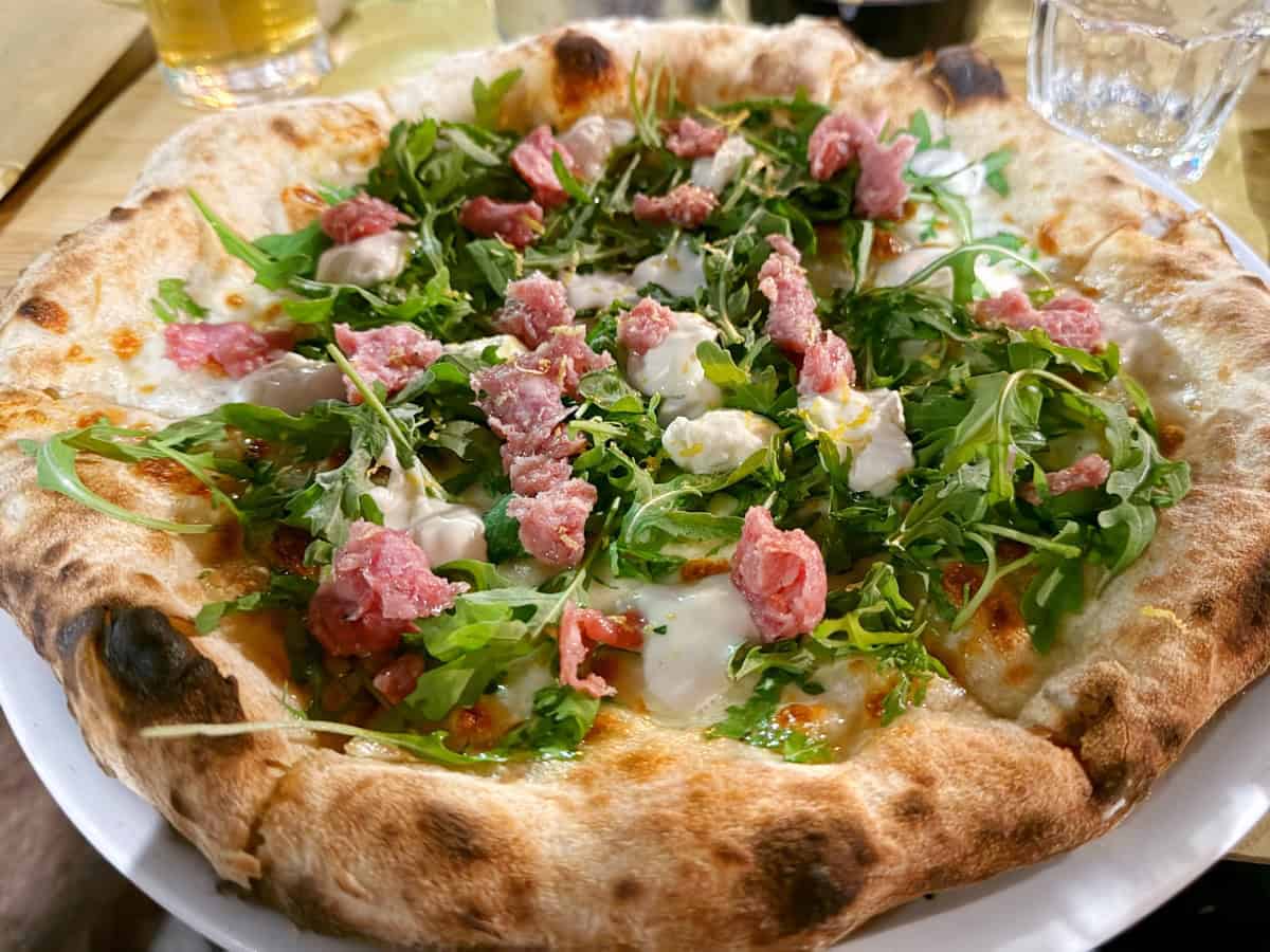 La pizzeria che non ti aspetti nascosta dentro un vecchio bar di Roma