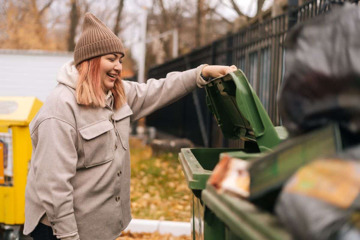 "Rovisto nella spazzatura, non faccio più spesa da 4 anni". Una ragazza danese spiega lo strano trend del dumpster diving