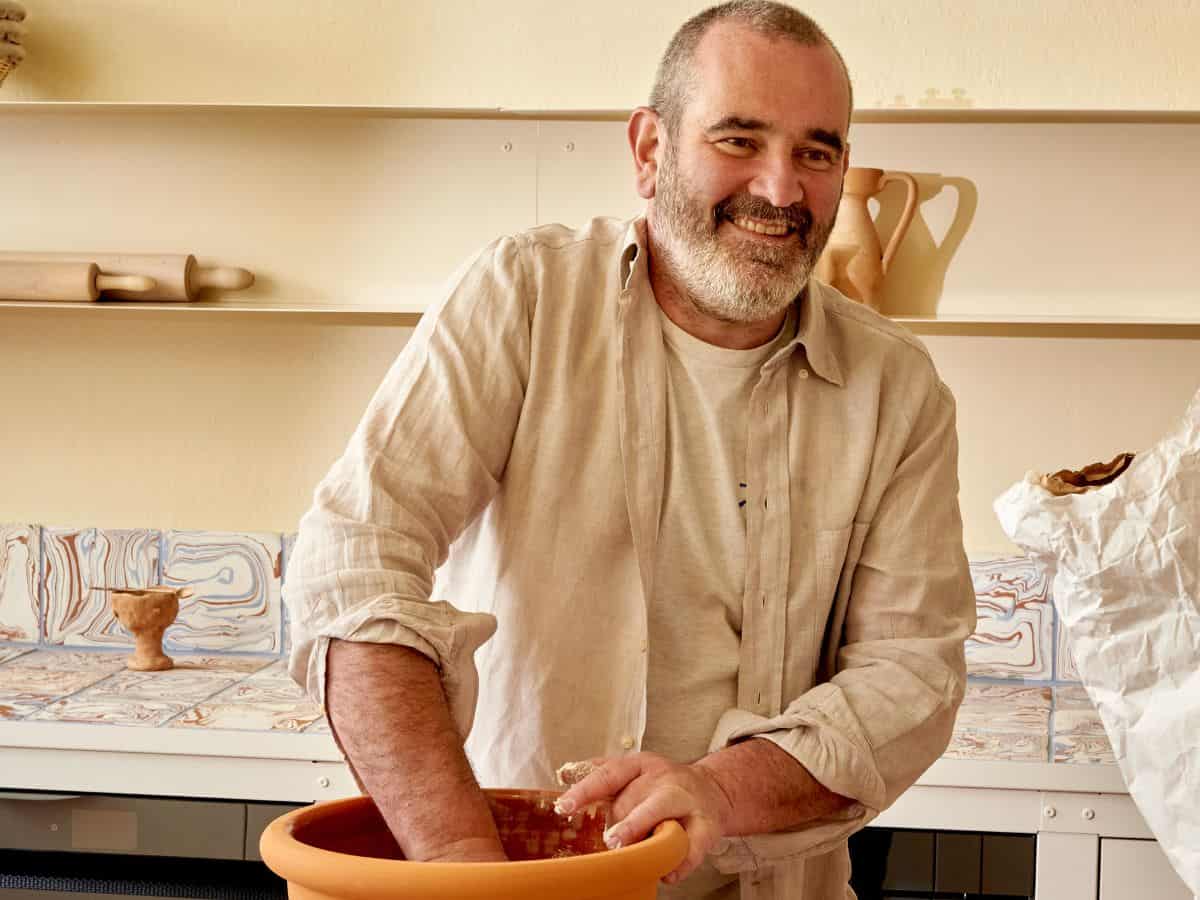 Davide Longoni con le mani in pasta al Circolino del pane