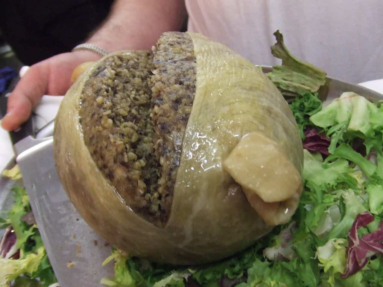 Storia dell’Haggis, l’insaccato scozzese diventato più famoso del mostro di Loch Ness