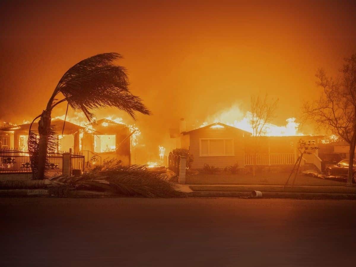 Case di legno bruciano incendio Los Angeles