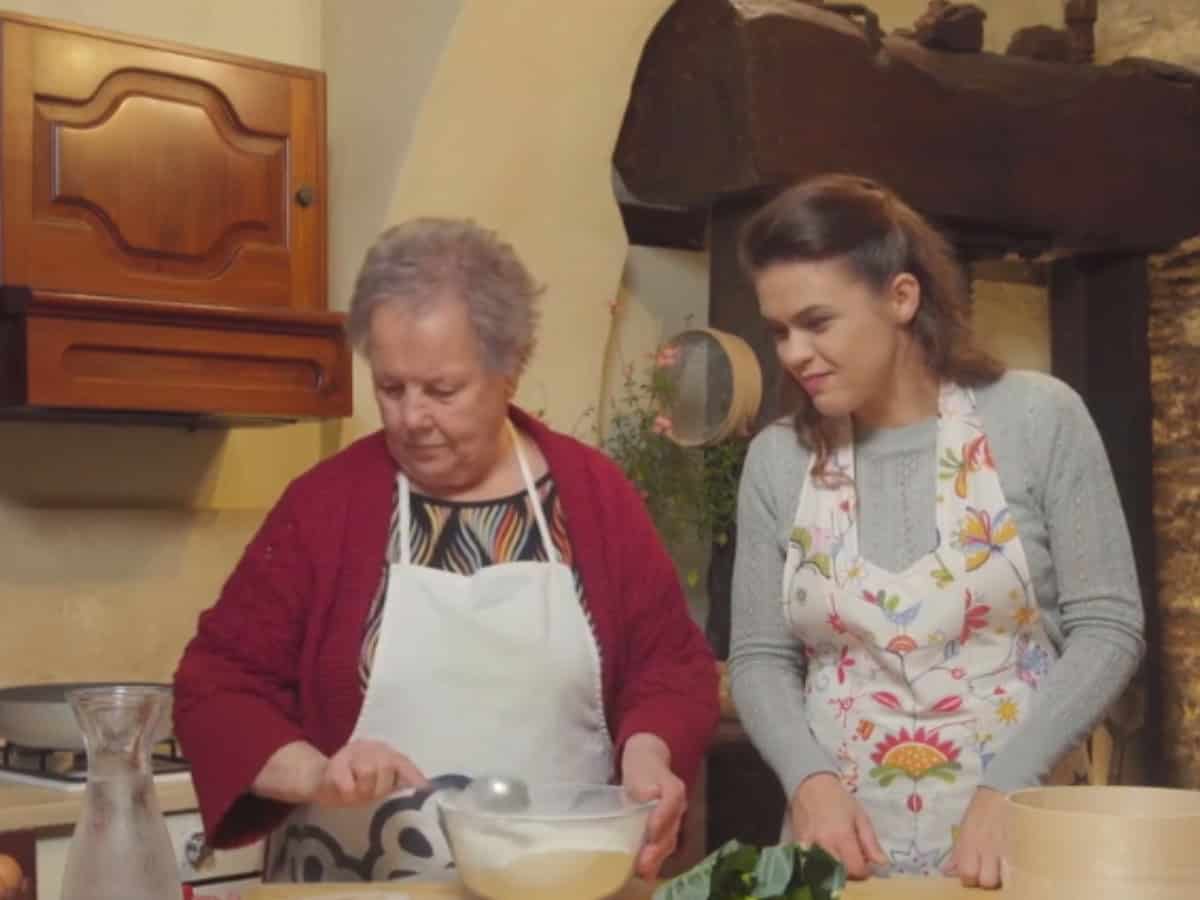 I frittili alle mele di Rina, la nonna 84enne della Sabina esperta di grandi fritture