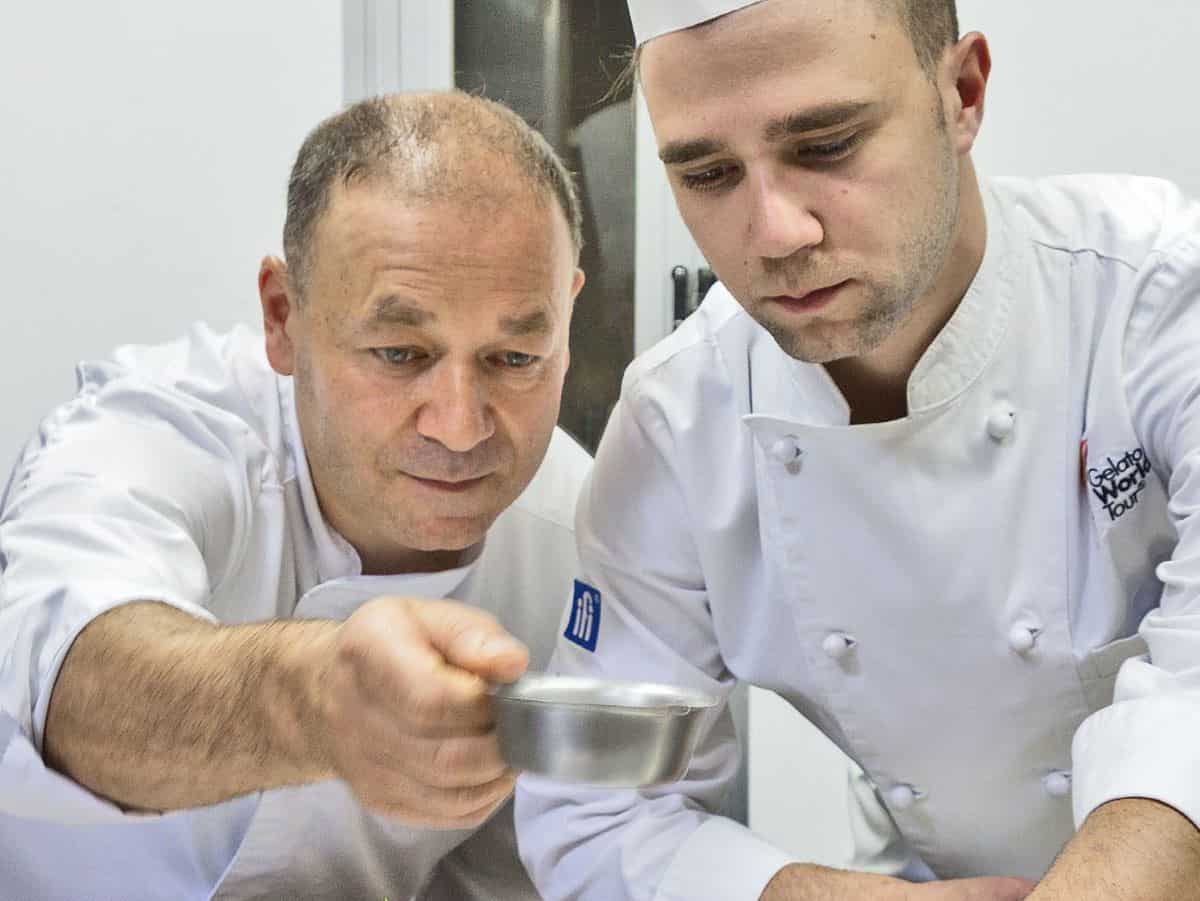 In provincia di Siracusa una famiglia ha trasformato un bar di paese in una pasticceria con grandi lievitati