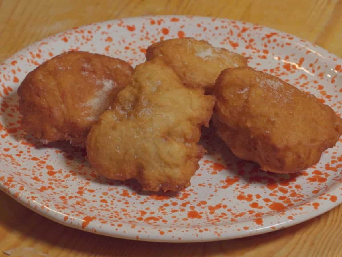 Come si prepara la pizza fritta con lo zucchero, la merenda antica dei bambini