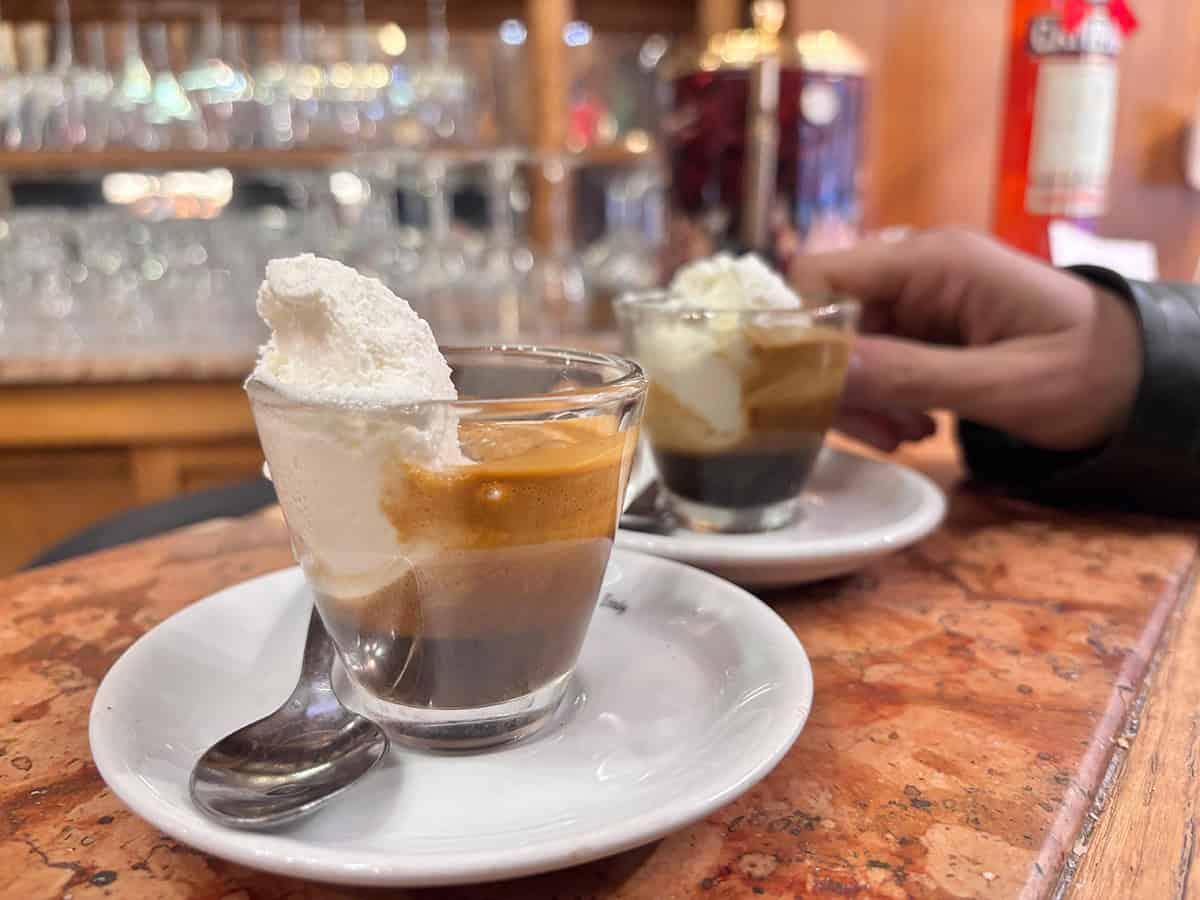 Lo storico bar sabaudo nel centro di Roma famoso per il suo caffè con la panna