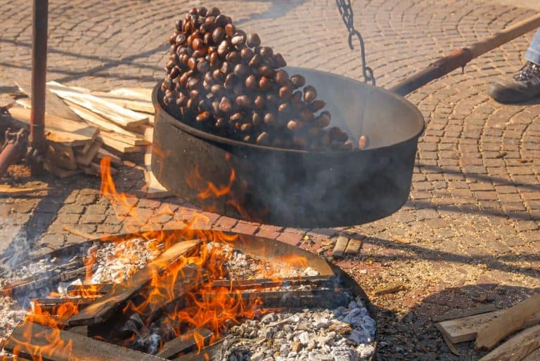 Vecchia padella per caldarroste