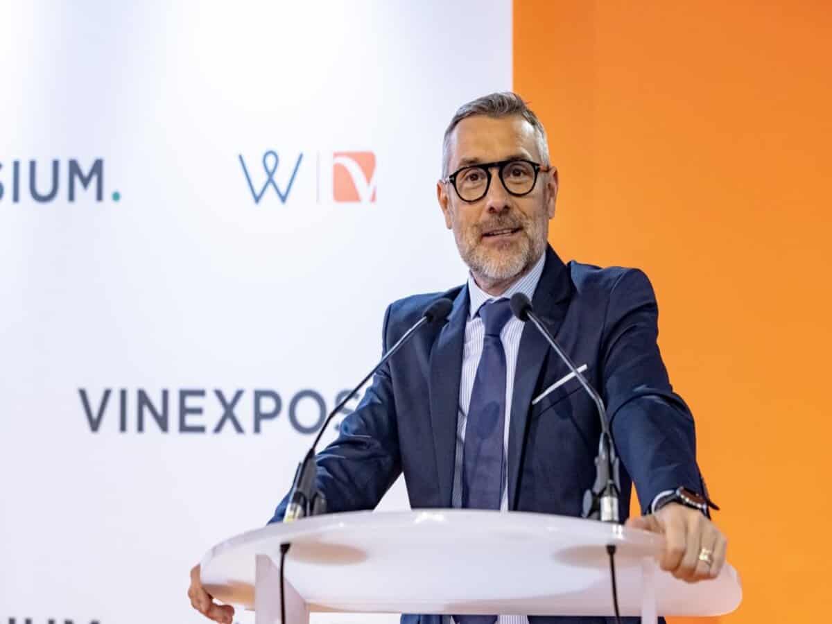 "Dealcolati? In fiera sono finiti al secondo giorno, ma è solo una fase. A Parigi è tornato il sorriso". Intervista al direttore di Wine Paris