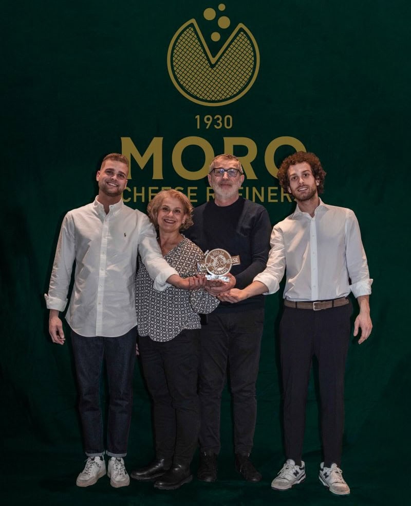 La famiglia Moro con il Super Gold vinto al World Cheese Award 2023-2024 in Norvegia