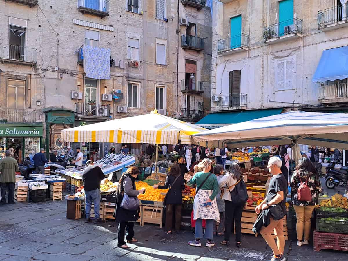 L'antico mercato napoletano famoso per il suo cibo di strada