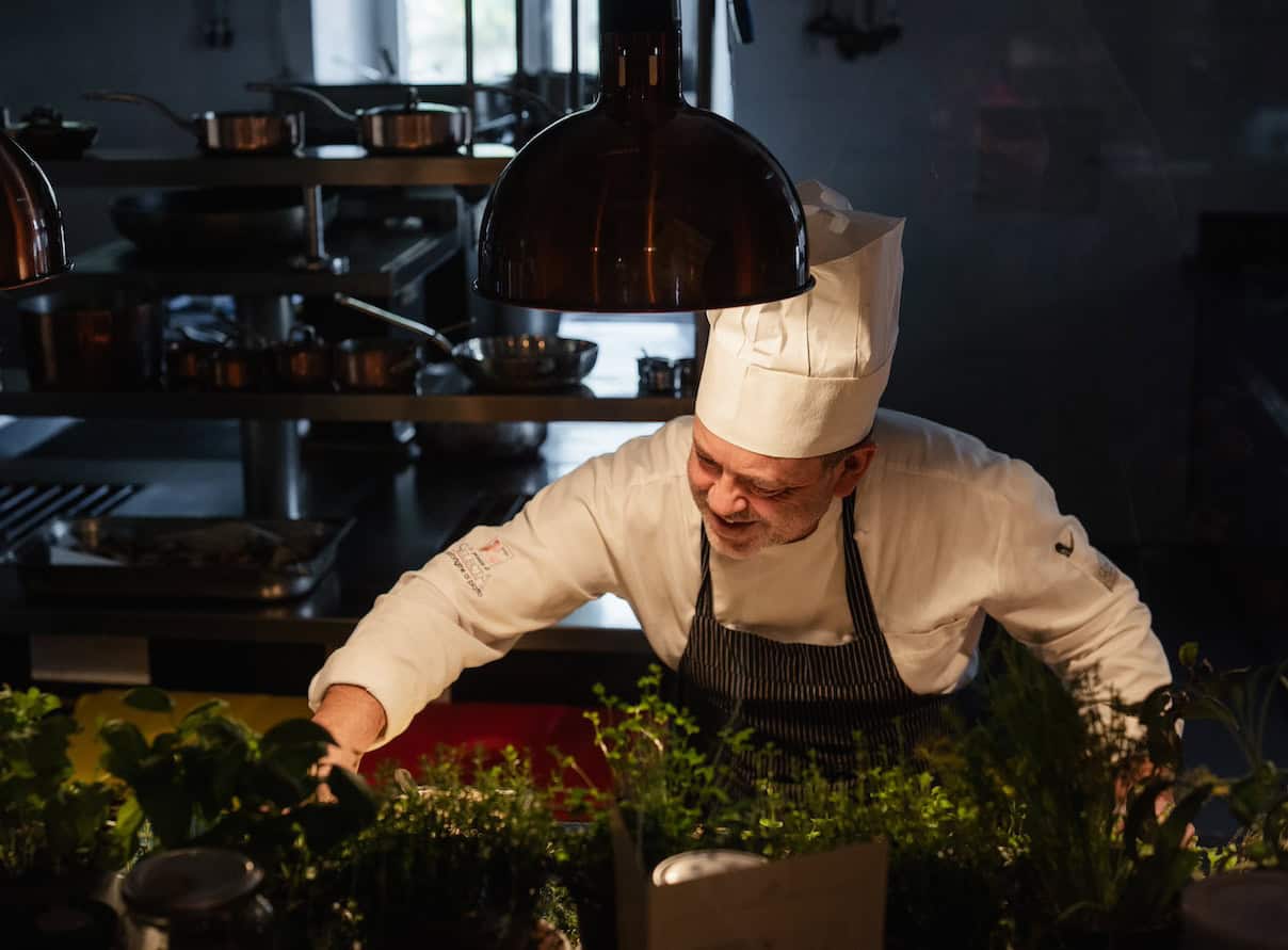 Nascosto in un castello, il nuovo ristorante di un oste di razza con una carta degli oli da primato