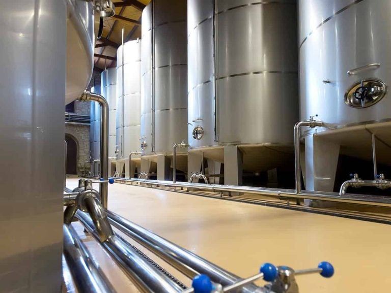silos - giacenze vino - cantina - foto freepik|