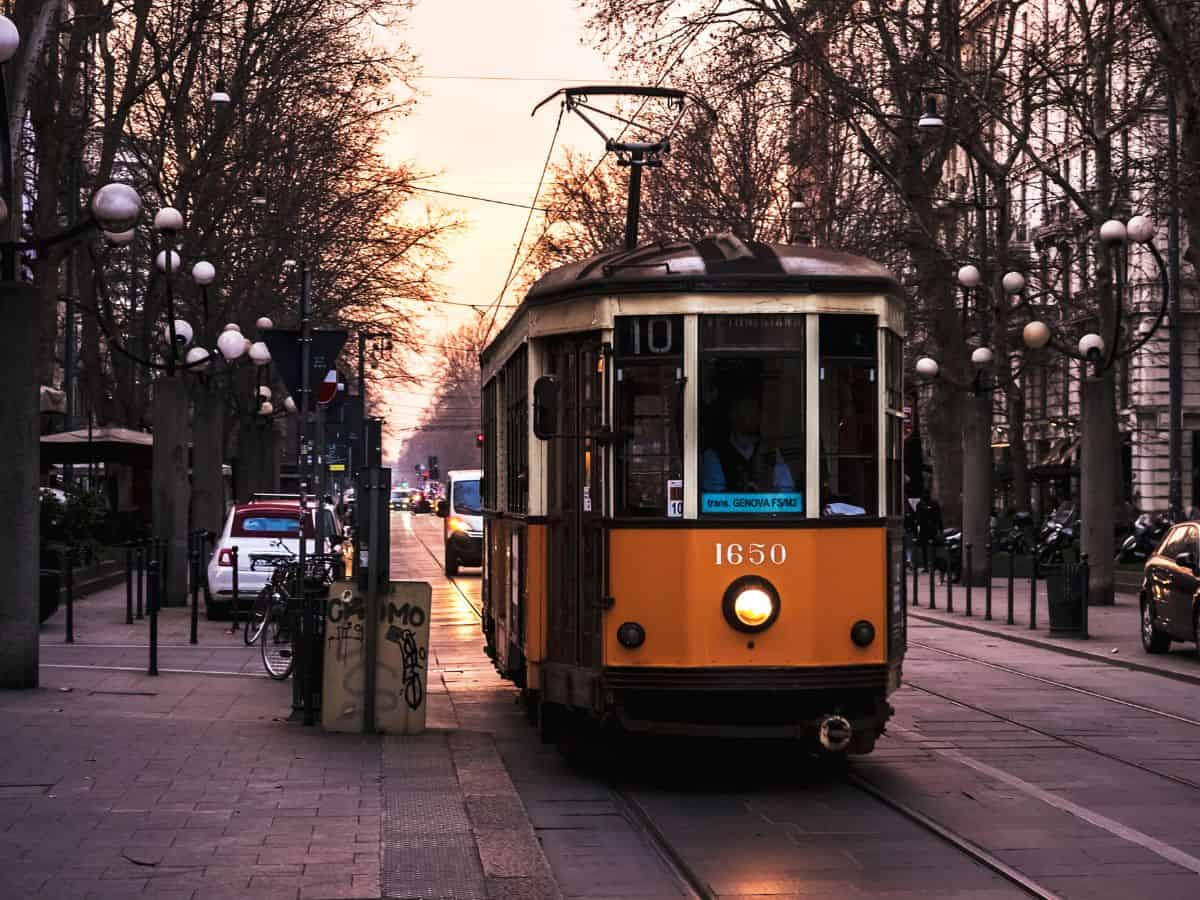 Sul tram a Milano ora si mangia la pinsa (e non solo). L