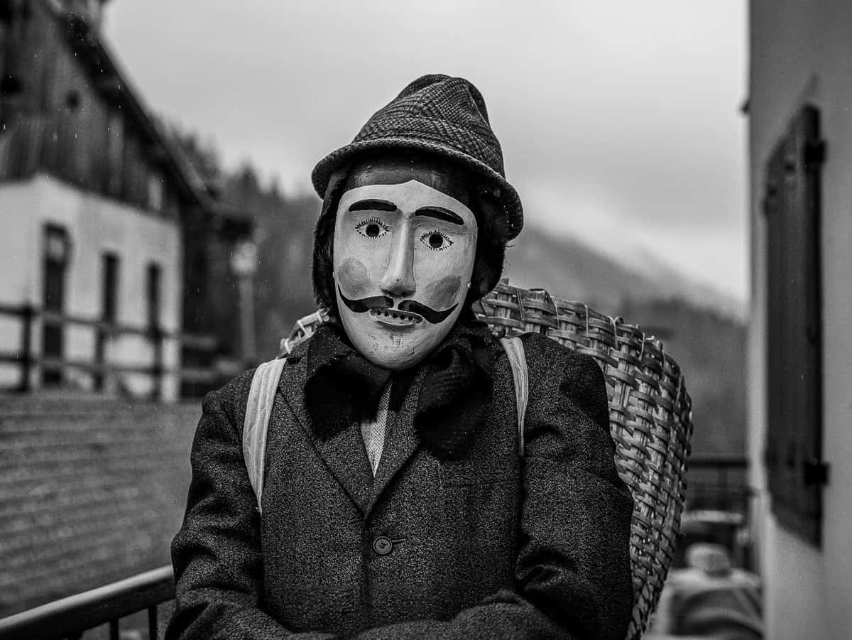 Il Carnevale di Sauris dove si mangiano le Vledlan, buonissime frittelle alle erbe