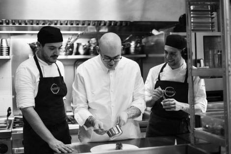 Davide Caranchini in cucina. Foto di Benedetta Bassanelli