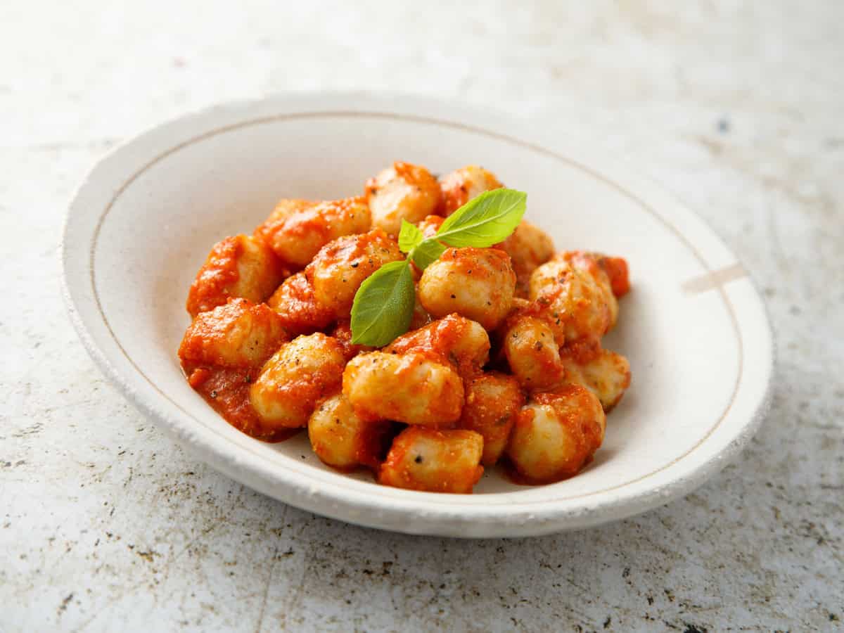 I segreti per gli gnocchi perfetti fatti in casa (con il sugo di cinghiale)