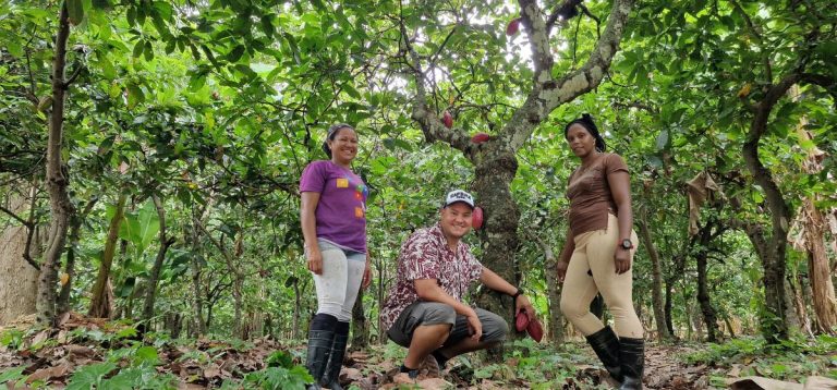 Johonny con due raccoglitrici di cacao in una piantagione venezuelana - Cioccolato Aroko