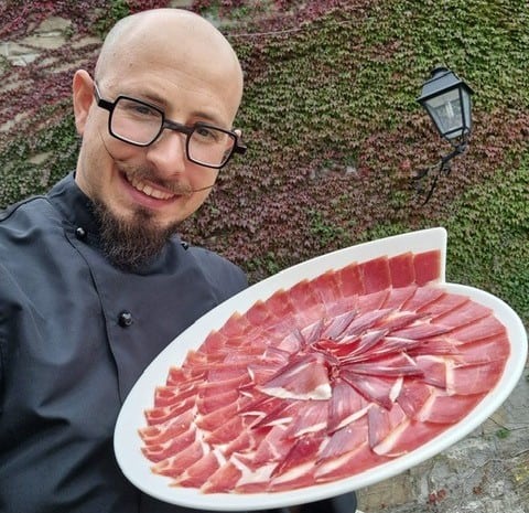 Mirko Giannella con un piatto di jamón iberico affettato