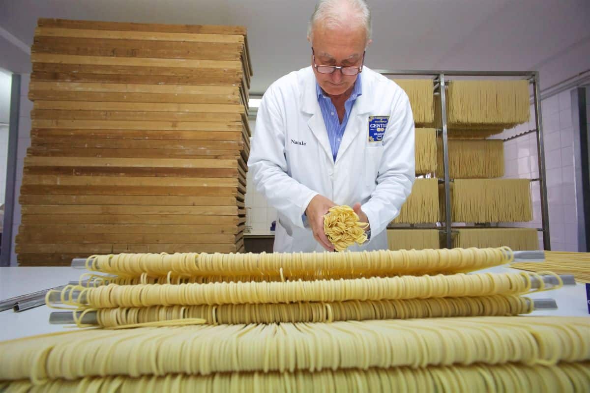 Natale Zampino, titolare del pastificio Gentile di Gragnano, durante la produzione di spaghetti