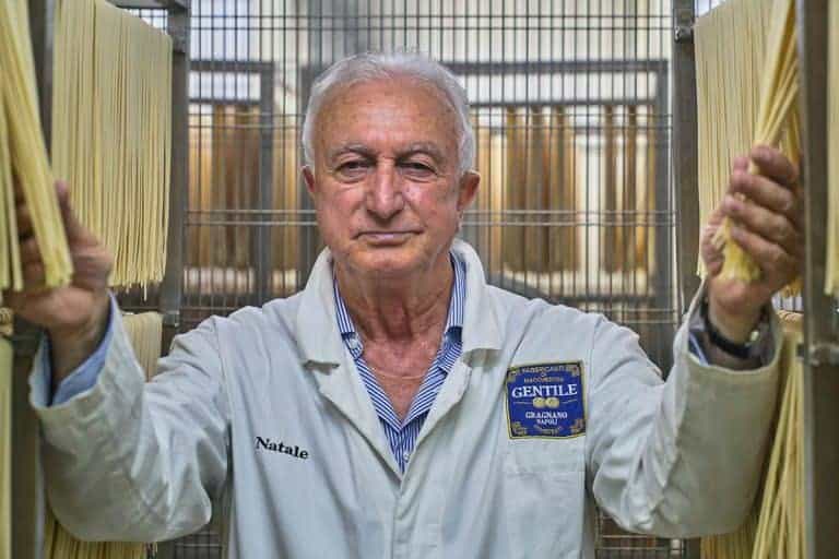 Pasquale Zampino, titolare del pastificio Gentile di Gragnano, durante la produzione di spaghetti