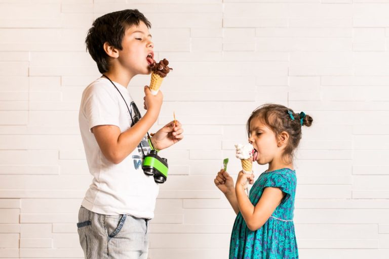 Due bambini che mangiano il cono gelato. Foto di Fatamorgana