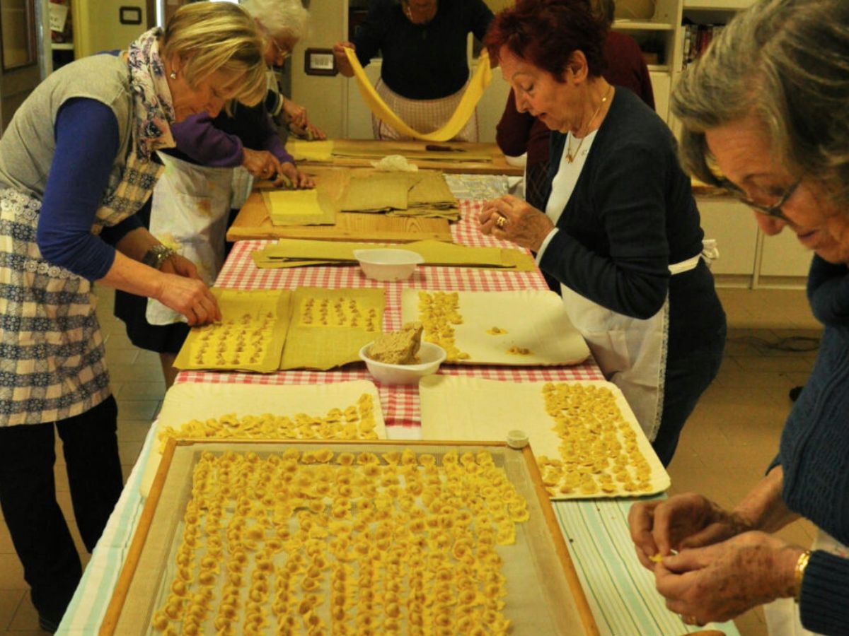 Gli inaspettati cappelletti del Primo Maggio: la storia di una grande tradizione reggiana Gli inaspettati cappelletti del Primo Maggio: la storia di una grande tradizione reggiana