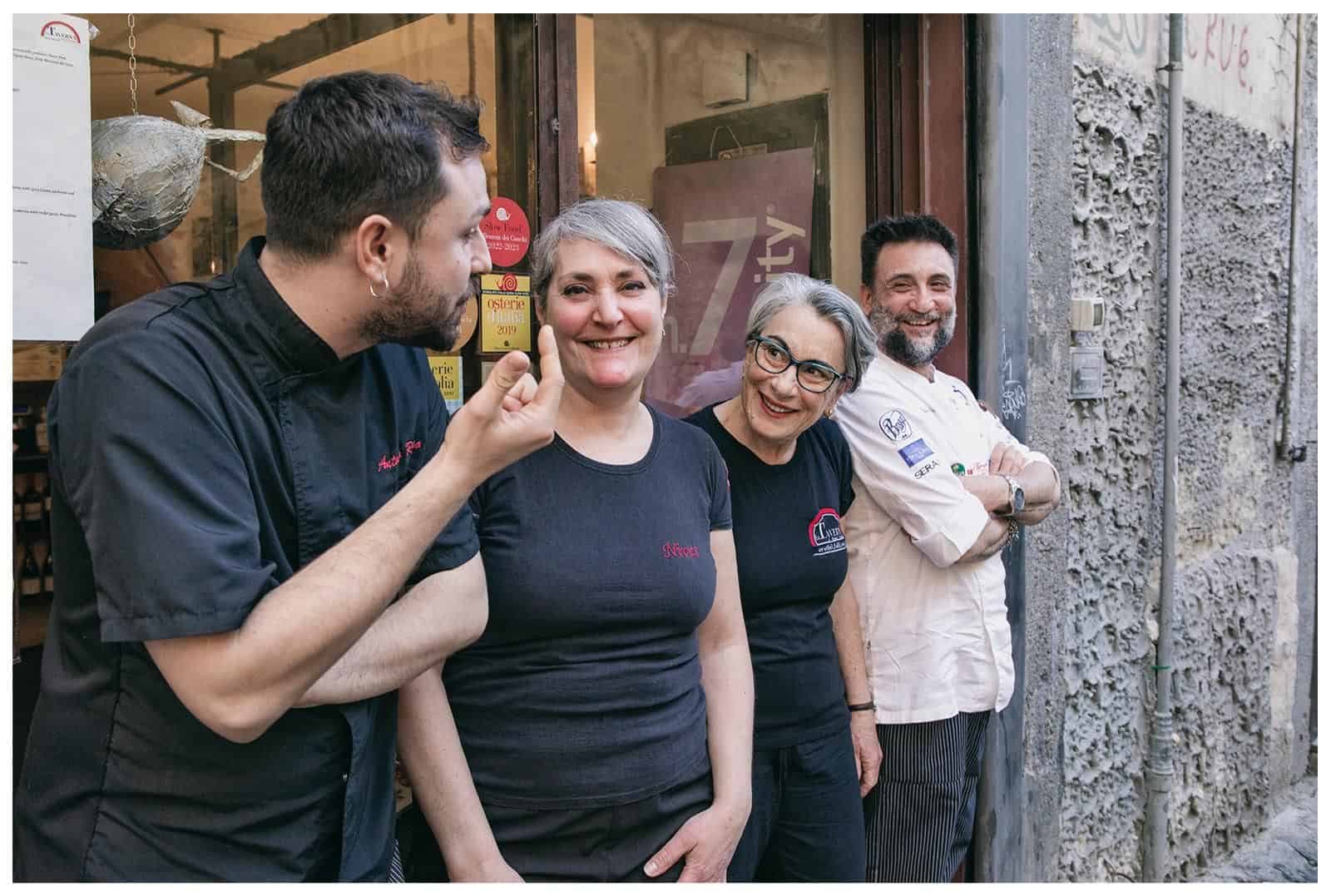“Ho ricevuto minacce di morte sul cellulare. Solidarietà? Abbiamo la fila fuori”. Intervista alla ristoratrice di Taverna Santa Chiara a Napoli “Ho ricevuto minacce di morte sul cellulare. Solidarietà? Abbiamo la fila fuori”. Intervista alla ristoratrice di Taverna Santa Chiara a Napoli