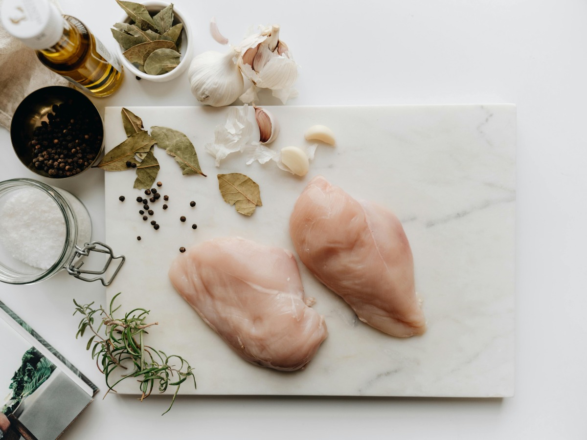 Lo studio italiano che sfata il mito del pollo come “carne salubre” Lo studio italiano che sfata il mito del pollo come “carne salubre”
