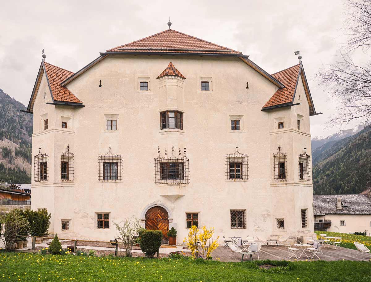 Il nuovo ristorante dello chef Niederkofler nel castello di montagna amato da Mattarella Il nuovo ristorante dello chef Niederkofler nel castello di montagna amato da Mattarella