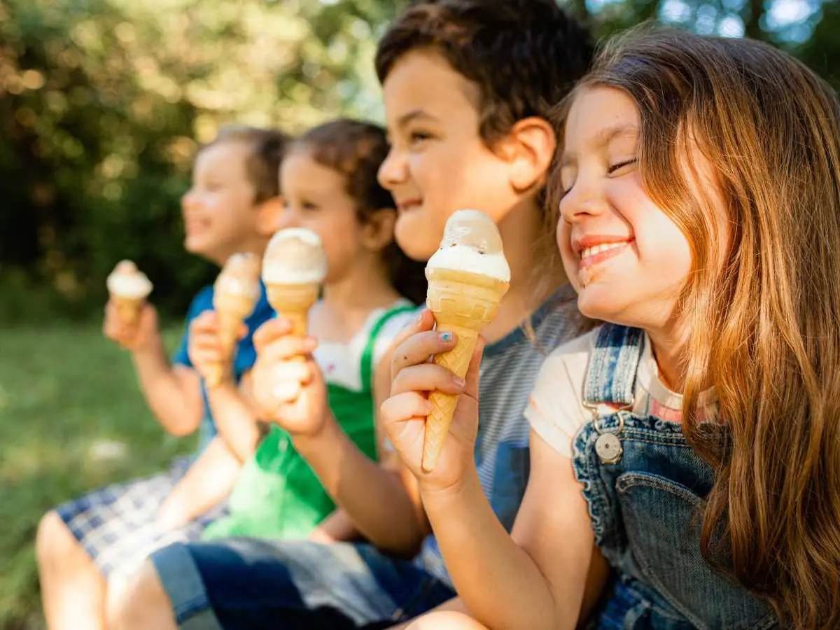 Bambini che mangiano il cono gelato di Schiavon Gelato a Bologna