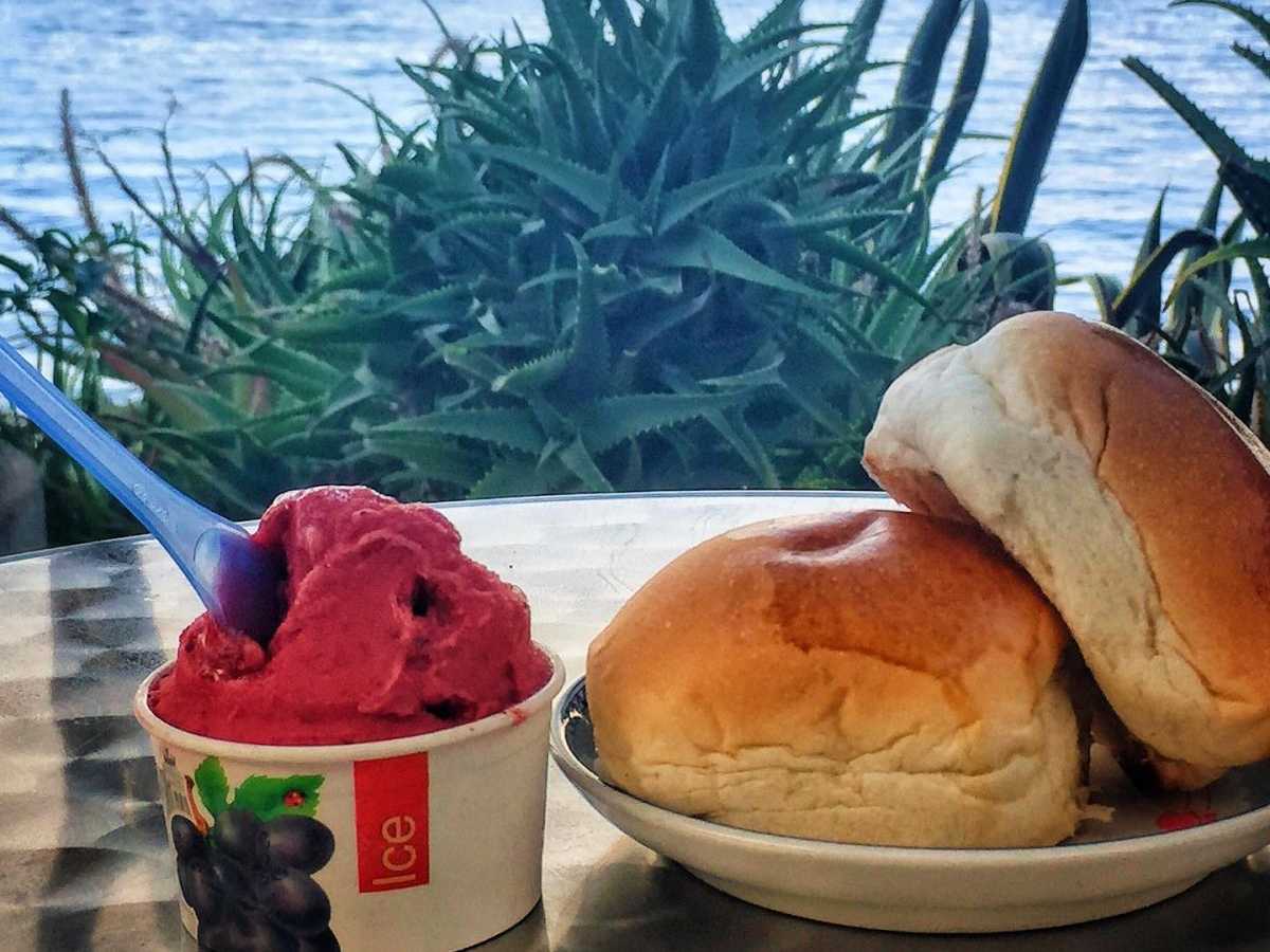 Brioche e gelato ai gelsi della gelateria La Vela di palermo