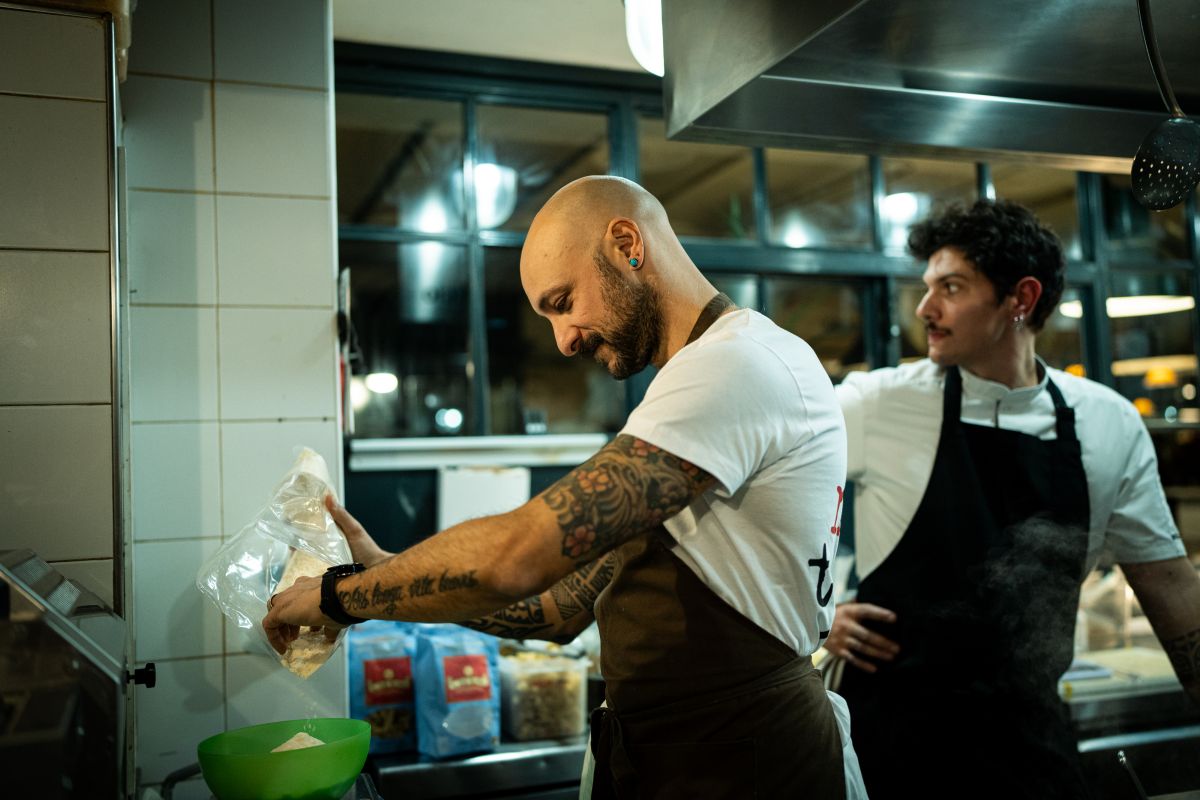 Diego Rossi nella cucina di Pastificio a Roma. Foto di Jacopo Urbani