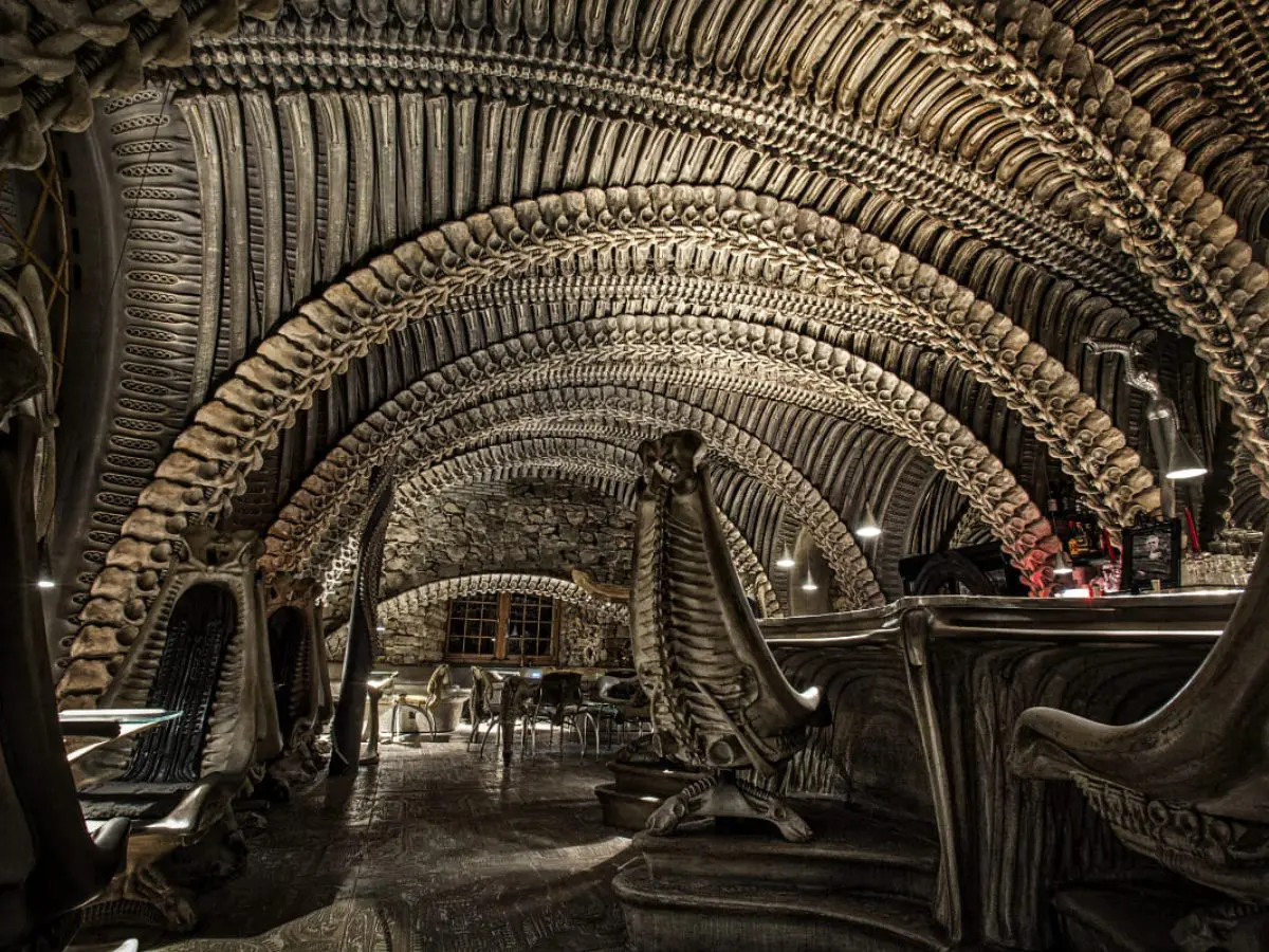 In Svizzera c’è un incredibile bar museo a tema Alien In Svizzera c’è un incredibile bar museo a tema Alien